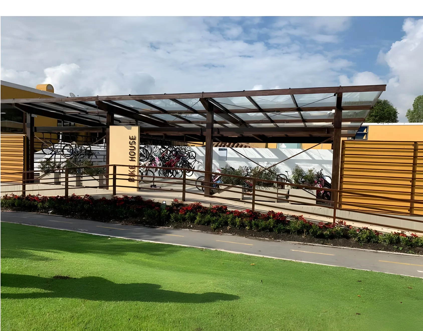Bicicletero con cubierta metálica construida en el Club Pueblo Viejo en Cota