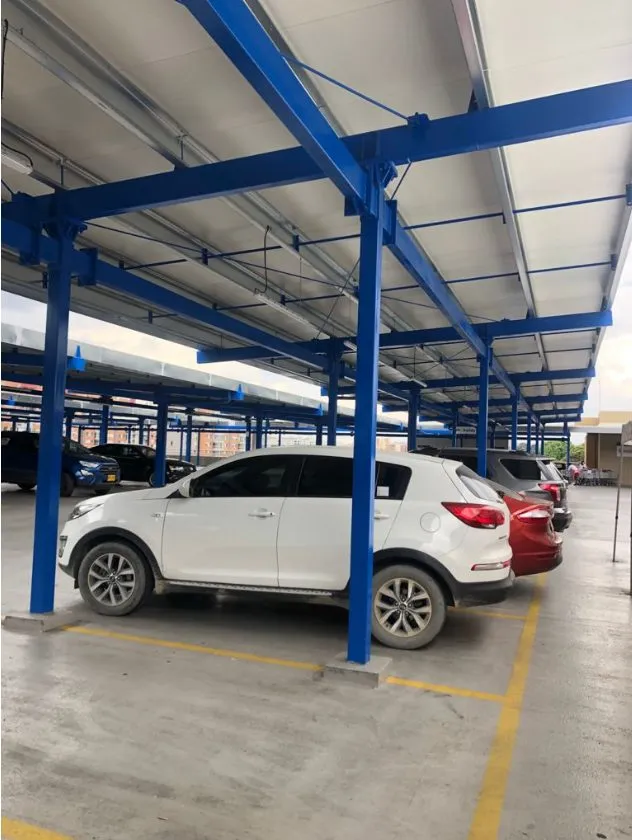 Cubierta metálica de parqueaderos de PriceSmart construida con columnas y vigas azules
