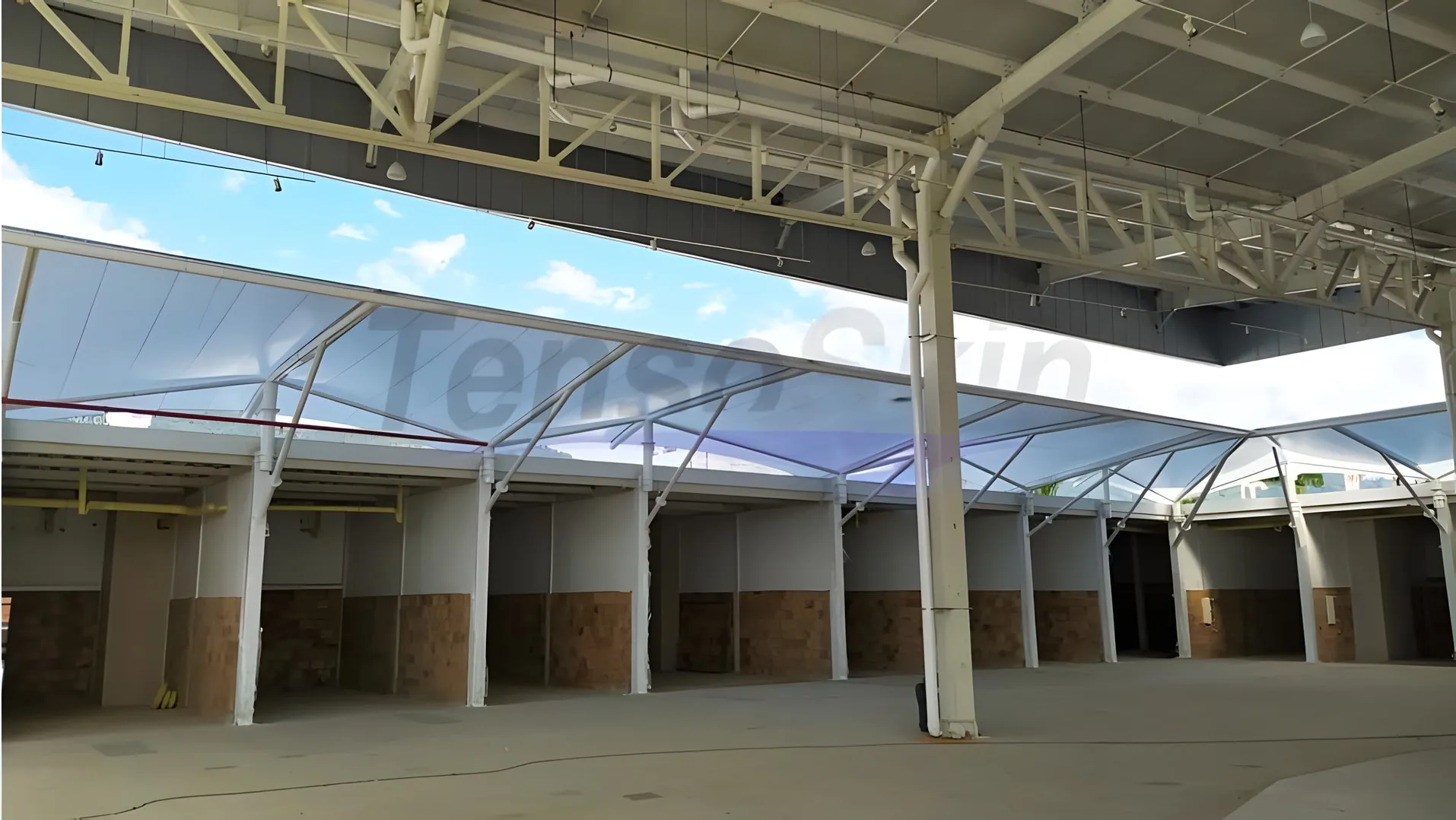 Estructura metálica de soporte para cubierta en tensoestructura construida